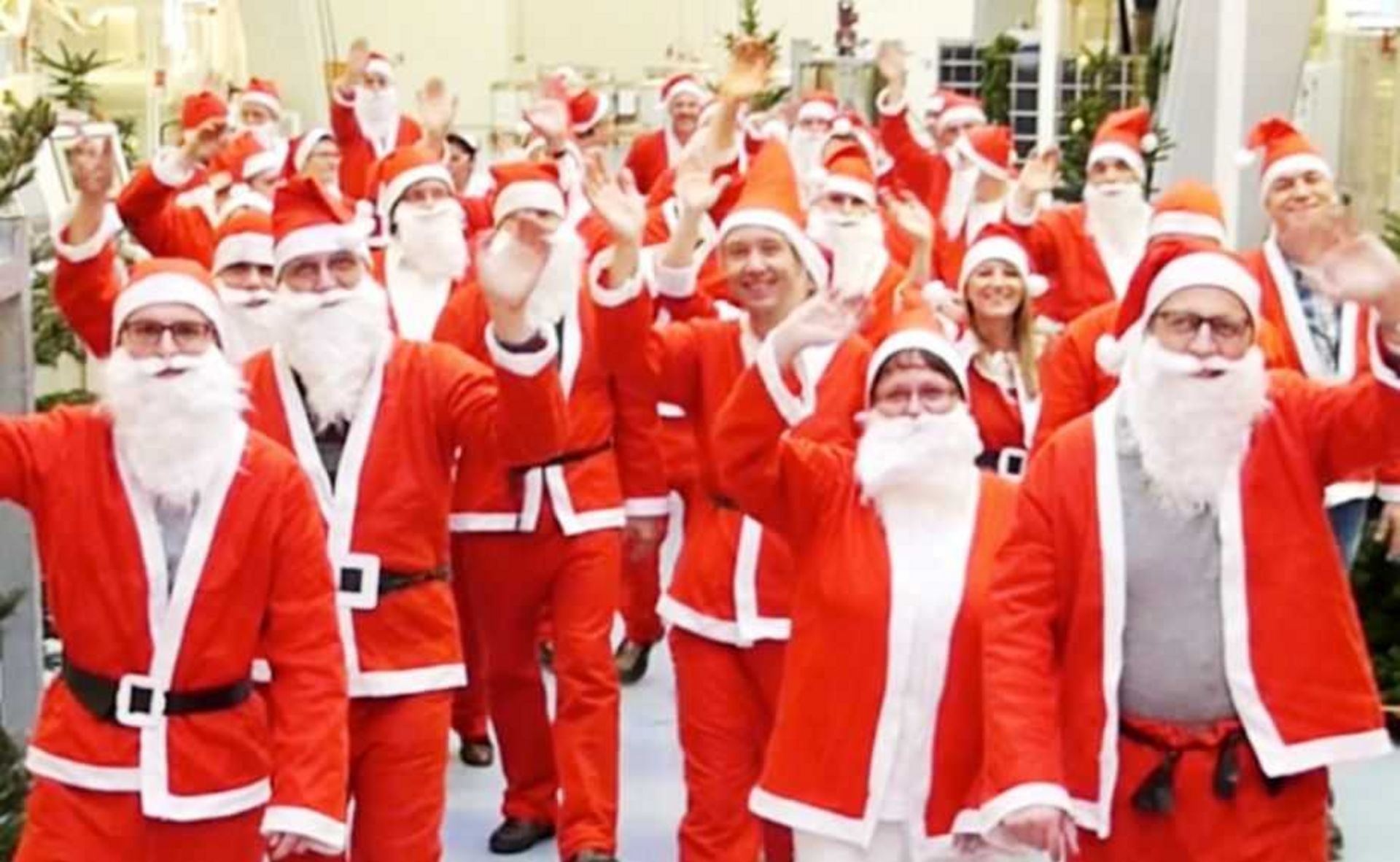 Menschen die eine Weihnachstmann-Verkleidung tragen Menschen die eine Weihnachstmann-Verkleidung tragen