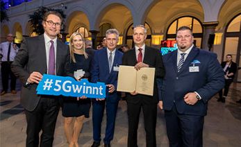 Barlebens Bürgermeister Frank Nase gemeinsam mit Marco Langhof, Geschäftsführer der Teleport GmbH und dem Bundestagsabgeordneten Manfred Behrens die Zuwendungsurkunde von Bundesverkehrsminister Andreas Scheuer entgegengenommen.