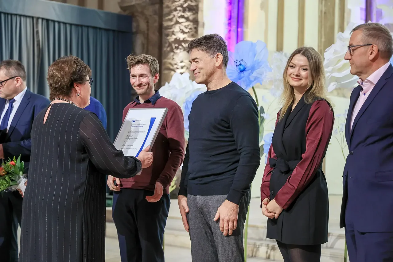 Ministerin Petra Grimm-Benne überreicht die Urkunde an Oskar Borek und Jörg Schenke.