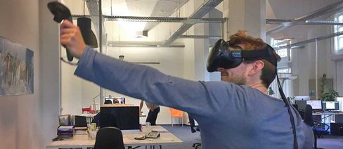 Oskar mit VR-Brille im Büro