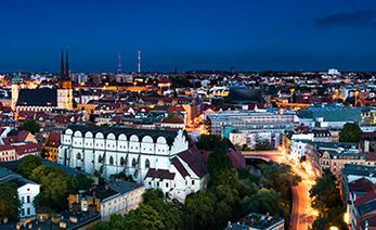 Beleuchtete Stadt im Dunkeln