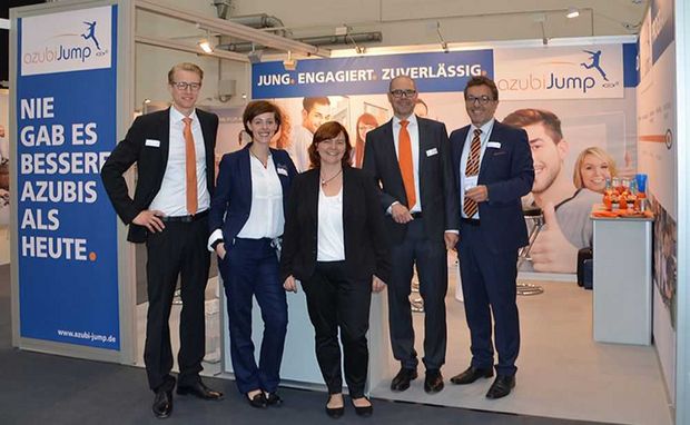 azubiJump Messestand mit fröhlichen Anzugträgern Gestaltung von Messestand und Messeauftritt