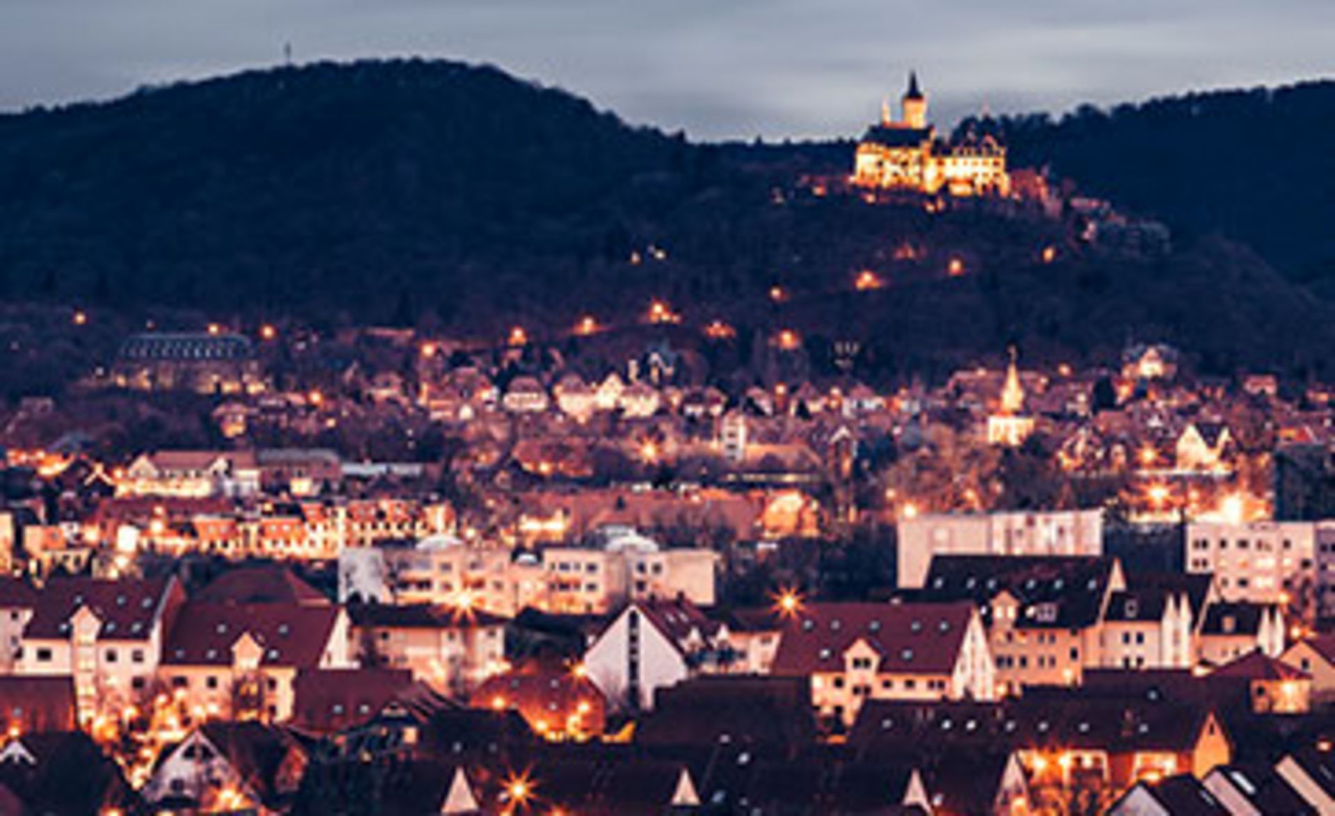 Stadt mit vielen beleuchteten Häusern