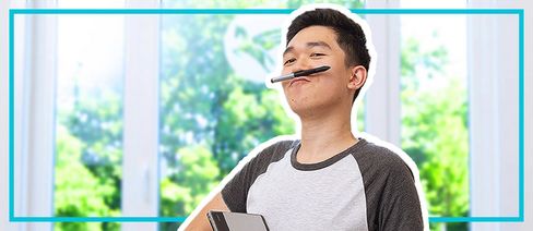 Long mit Stift unter der Nase