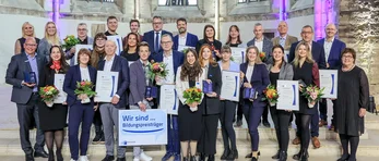 Gruppenfoto während der Preisverleihung des Bildungspreises 2025 der IHK.