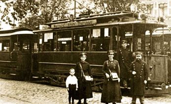 Altes Bild mit Menschen vor einer Straßenbahn Altes Bild mit Menschen vor einer Straßenbahn