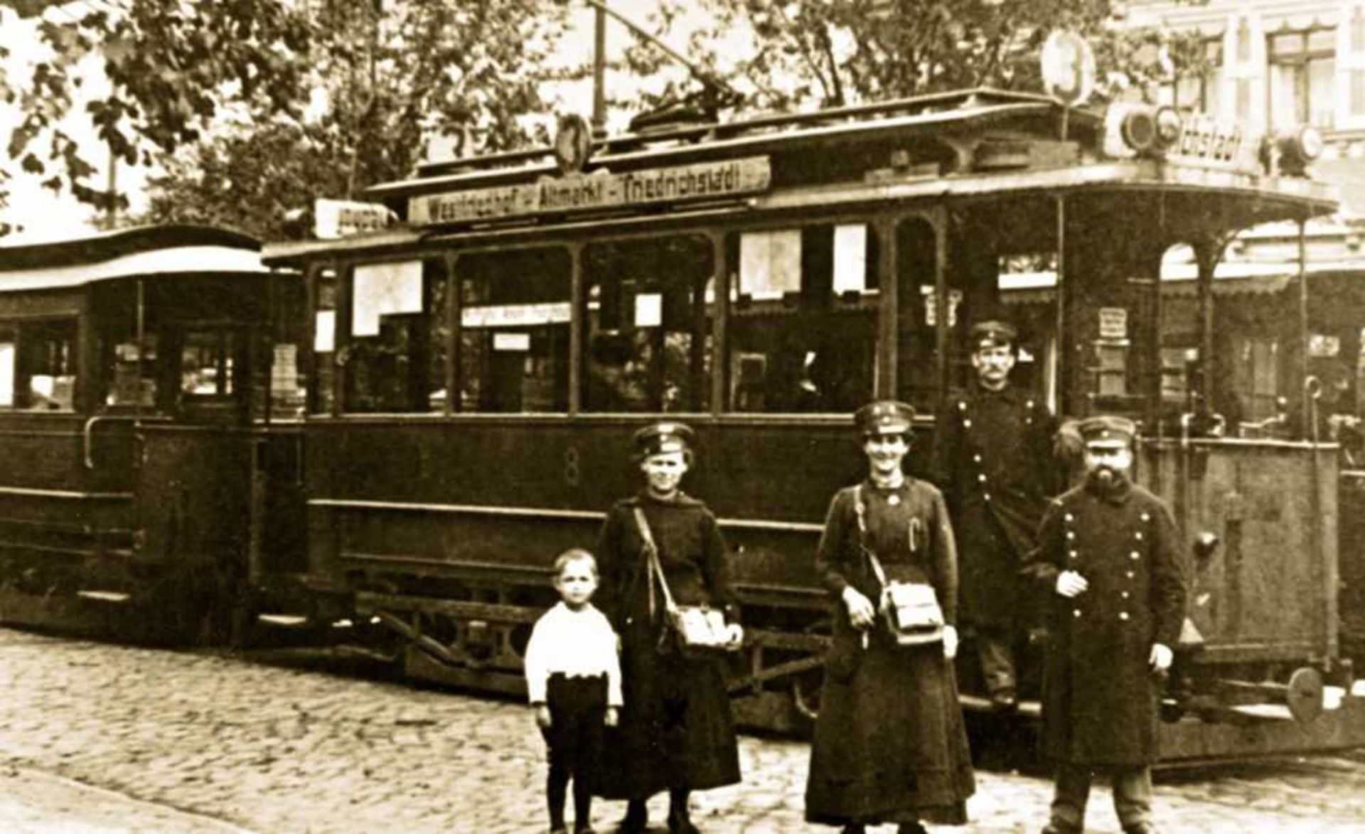 Altes Bild mit Menschen vor einer Straßenbahn Altes Bild mit Menschen vor einer Straßenbahn
