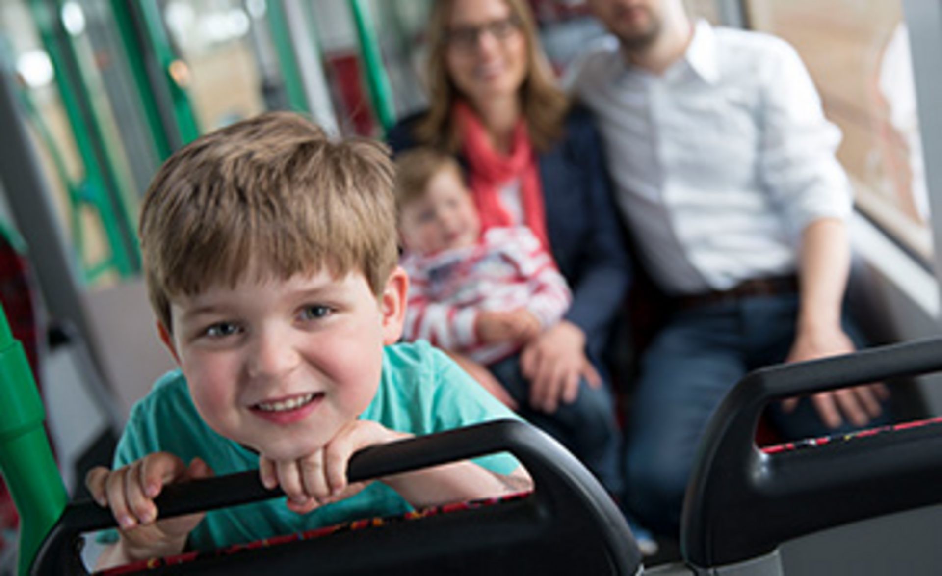 Familie mit Kind in öffentlichem Verkehrsmittel