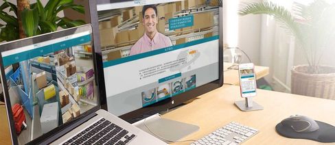 Schreibtisch mit verschiedenen Ansichten der neuen Transnorm Webseite