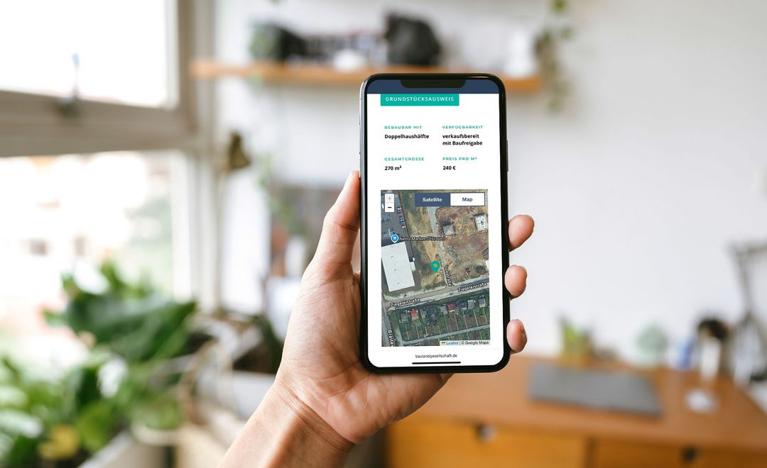 Webauftritt der Baulandgesellschaft auf einem Smartphone.