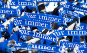 FCM-Fans mit Schals
