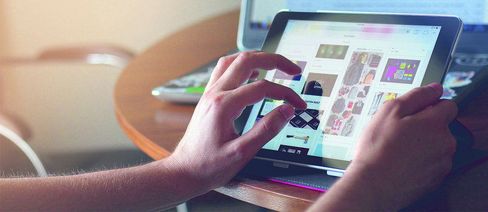 Person bedient Tablet