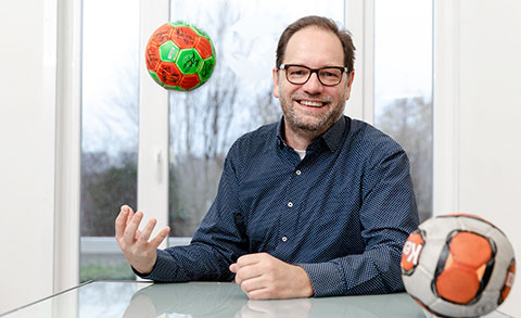 Holger mit Bällen vor Fenster