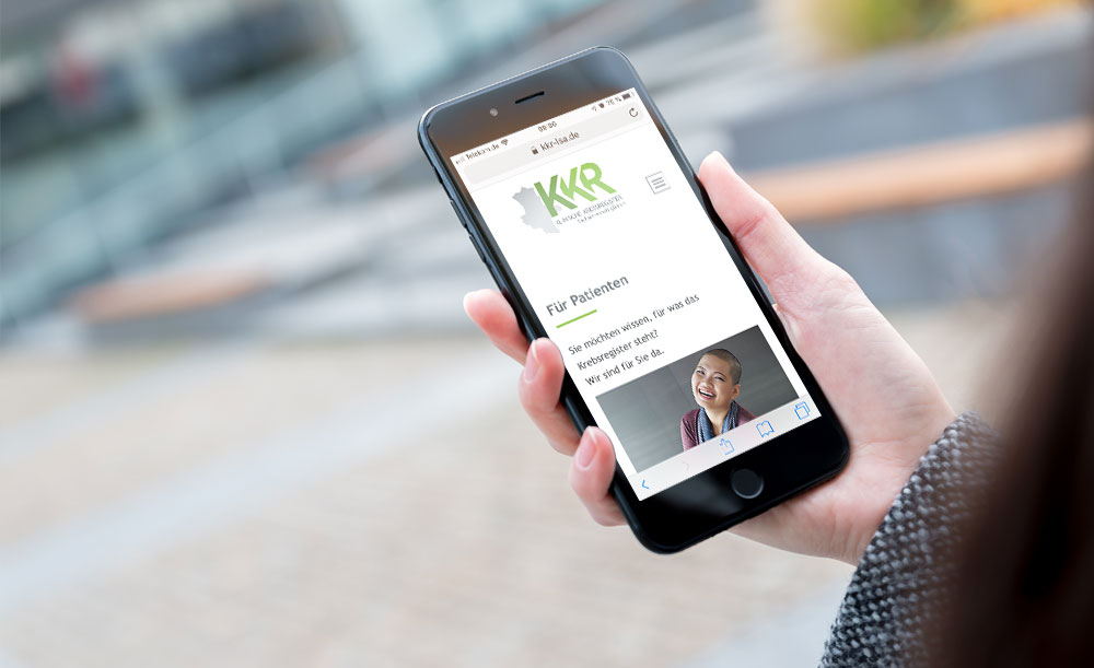 Smartphone mit einer Ansicht der KKR-Webseite