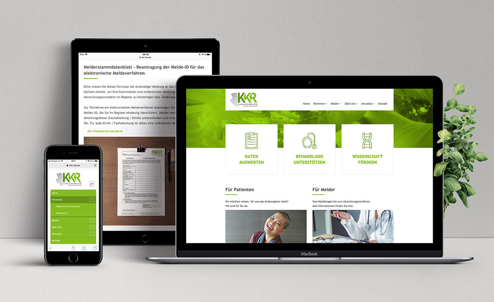 Smartphone, Tablet und MacBook mit Ansicht der KKR-Webseite