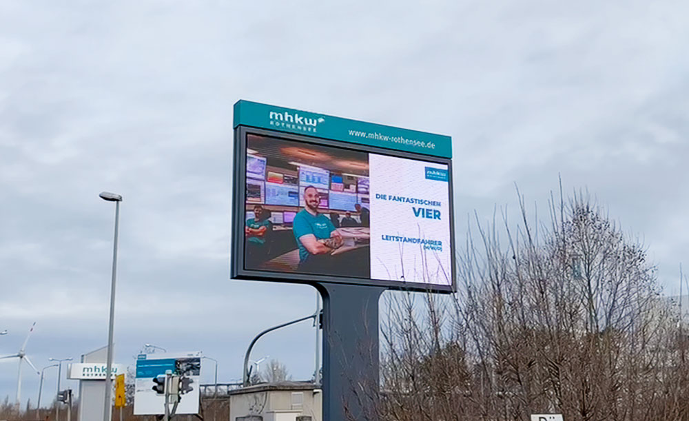 LED-Board am August-Bebel-Damm mit Stellenanzeige des MHKW Rothensee