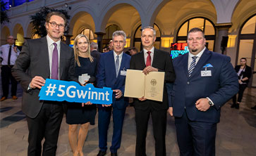 Barlebens Bürgermeister Frank Nase gemeinsam mit Marco Langhof, Geschäftsführer der Teleport GmbH und dem Bundestagsabgeordneten Manfred Behrens die Zuwendungsurkunde von Bundesverkehrsminister Andreas Scheuer entgegengenommen.