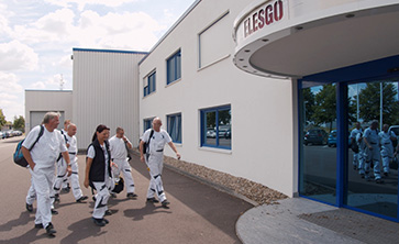 Mitarbeiter vor Elesgo-Gebäude